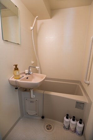 Quadruple Room | Bathroom | Separate tub and shower, deep soaking tub, hair dryer, towels - Fukuoka Haneul inn (Fukuoka)