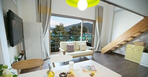 Duplex (202) | Living area | 42-inch flat-screen TV with digital channels, Netflix, pay movies - Tongyeong Tulip Pension (Tongyeong)