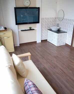 Duplex (302) | Living area | 42-inch flat-screen TV with digital channels, Netflix, pay films - Tongyeong Tulip Pension (Tongyeong)