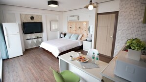 Studio (401 402) | Bộ đồ giường cao cấp, bàn, khu vực làm việc phù hợp cho laptop 