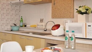 Studio (401 402) | Bếp nhỏ riêng | Dụng cụ pha cà phê/trà, tủ lạnh, lò vi sóng, bếp nấu 