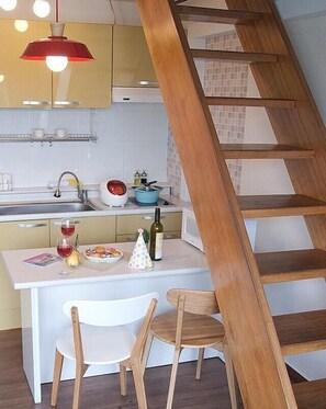 Duplex (302) | Private kitchenette | Fridge, microwave, stovetop, coffee/tea maker - Tongyeong Tulip Pension (Tongyeong)