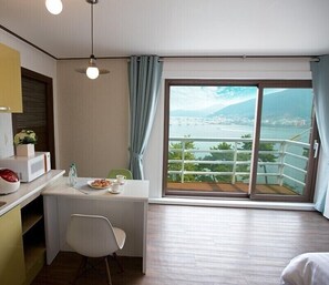 Studio (401 402) | Living area | 42-inch flat-screen TV with digital channels, Netflix, pay movies