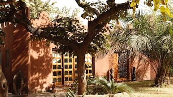 Deluxe Suite | Minibar, individually decorated, individually furnished