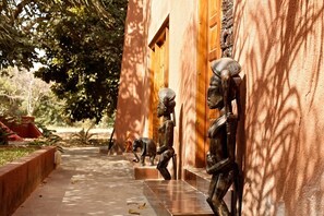 Minibar, decoración personalizada y muebles diferentes