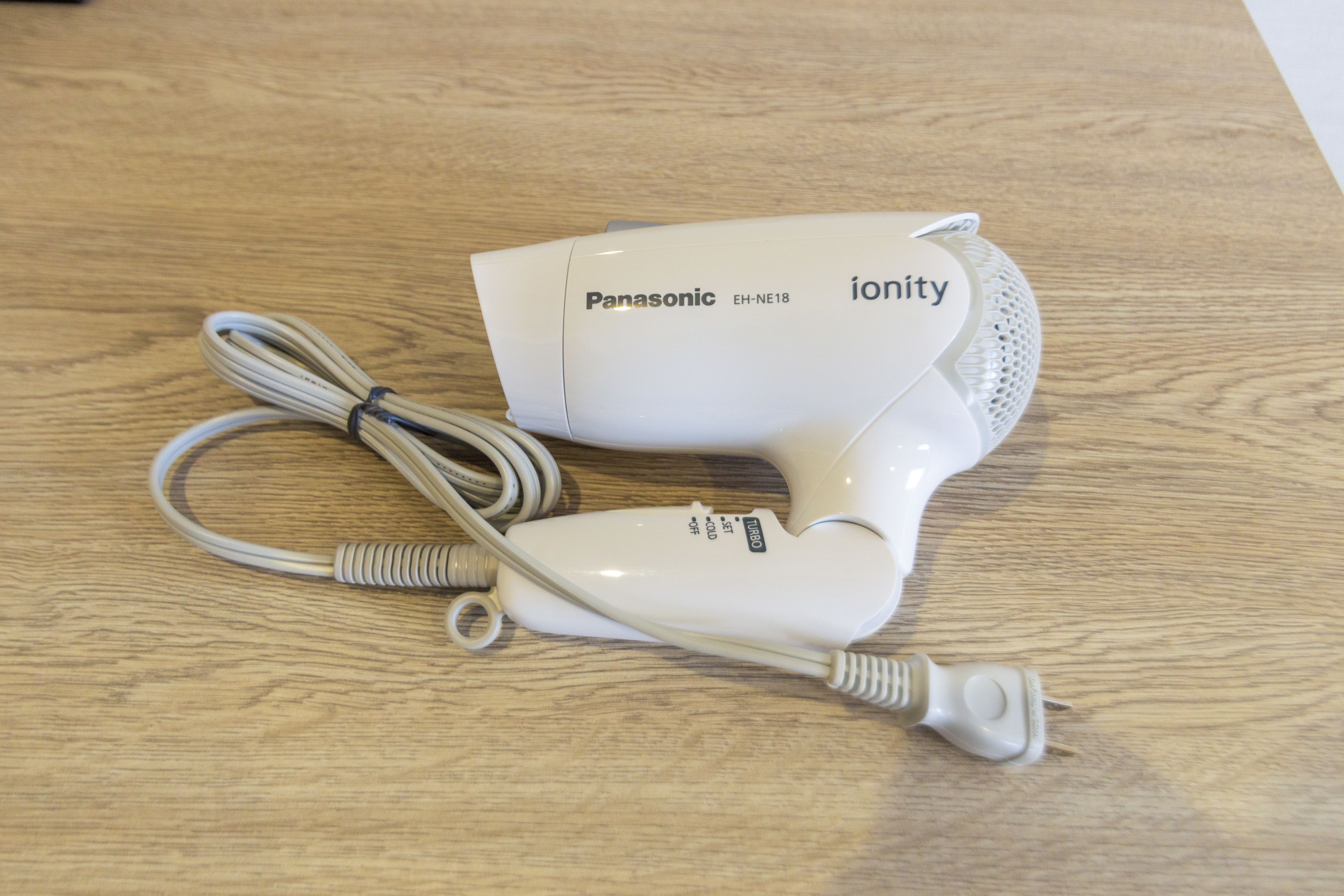 combined shower/bathtub, deep-soaking bathtub, free toiletries