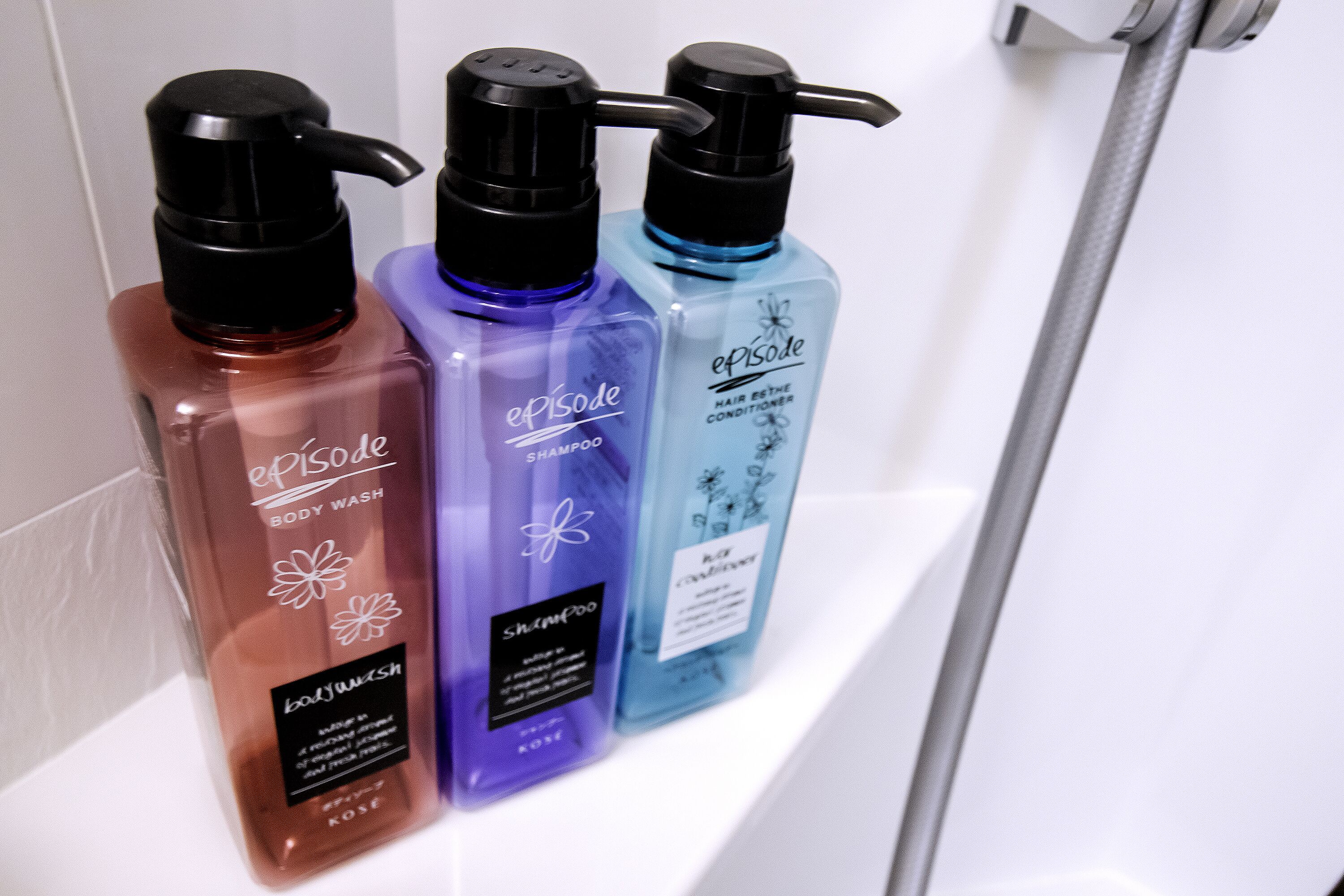 combined shower/bathtub, deep-soaking bathtub, free toiletries