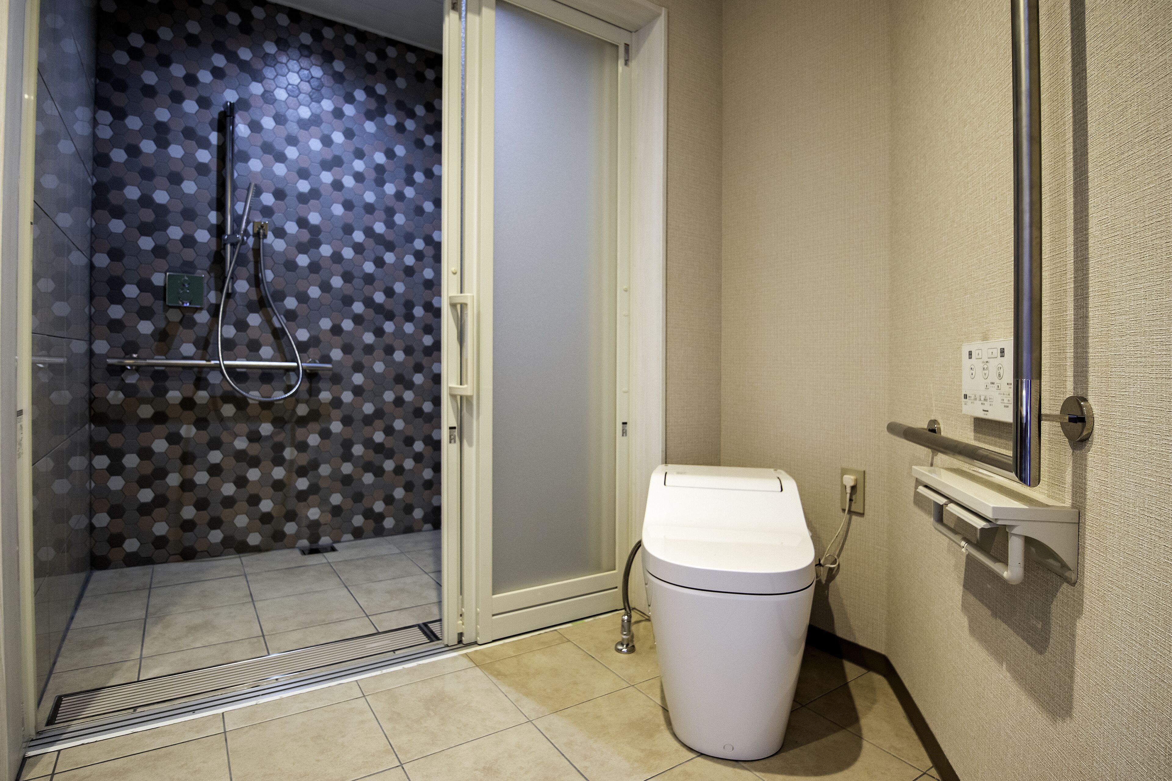universal twin room | bathroom | combined shower/bathtub, deep-soaking bathtub, free toiletries