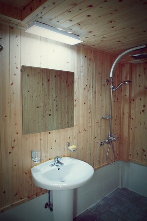 Tradisjonelt studio (Byul-Chae) | Bad | Dusj, hårføner, håndklær og såpe