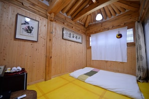 Traditional Studio (Byul-Chae) | Bed sheets - Jeonju Geune (Jeonju)