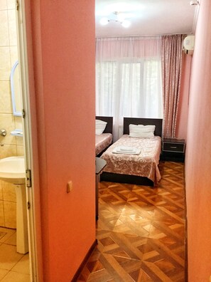 Roupas de cama premium, cofres nos quartos, escrivaninha