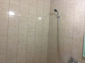 Premium vierpersoonskamer | Badkamer | Gratis toiletartikelen, een haardroger, handdoeken, zeep