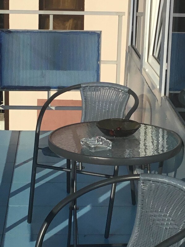 Quarto quádruplo premium | Roupas de cama premium, cofres nos quartos, escrivaninha