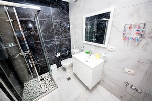Apartamento, 1 quarto, sacada, vista para o lago | Banheiro | Chuveiro, secador de cabelo, toalhas de banho, sabonete