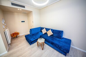 Appartamento, 1 camera da letto, balcone, vista mare | Soggiorno | TV a schermo piatto
