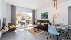 La Dorada Deluxe | リビング エリア | 42 インチの薄型テレビ (ケーブル放送視聴可)、テレビ
