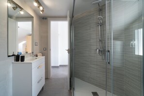 Shower, rainfall showerhead, hair dryer, towels - Sur Suites La Dorada (Fuengirola)
