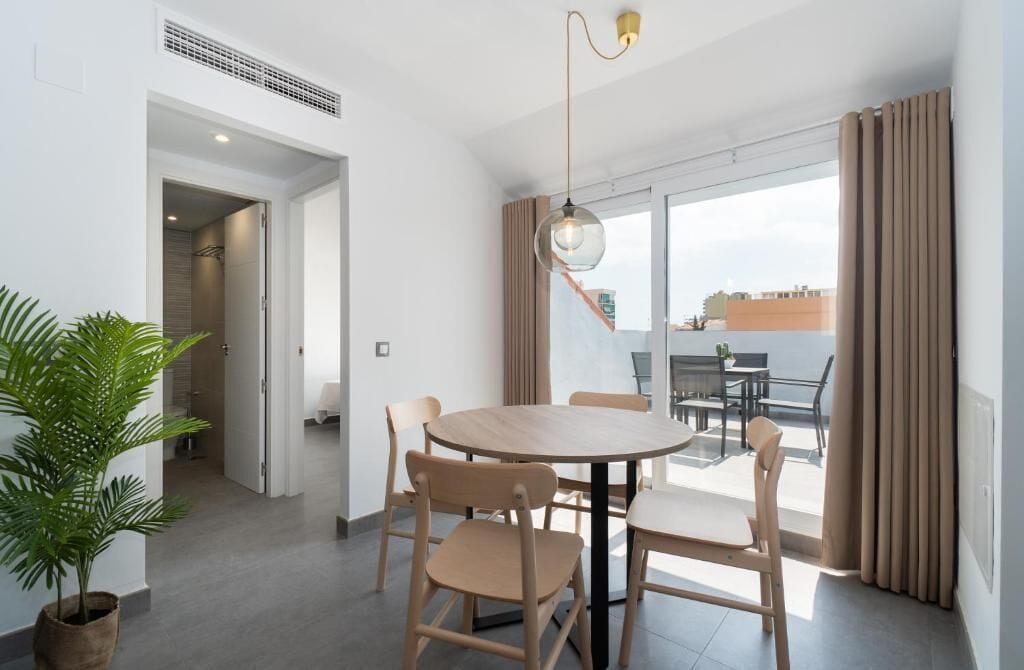 Penthouse Familial, 2 chambres, terrasse, vue partielle sur la mer | Literie de qualité supérieure, couette en duvet d'oie