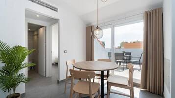 Penthouse Familial, 2 chambres, terrasse, vue partielle sur la mer | Literie de qualité supérieure, couette en duvet d'oie