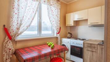 Großer Kühlschrank, Mikrowelle, Herdplatte, Hochstuhl