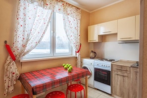 Full-sized fridge, microwave, stovetop, high chair