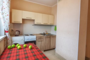 Full-sized fridge, microwave, stovetop, high chair