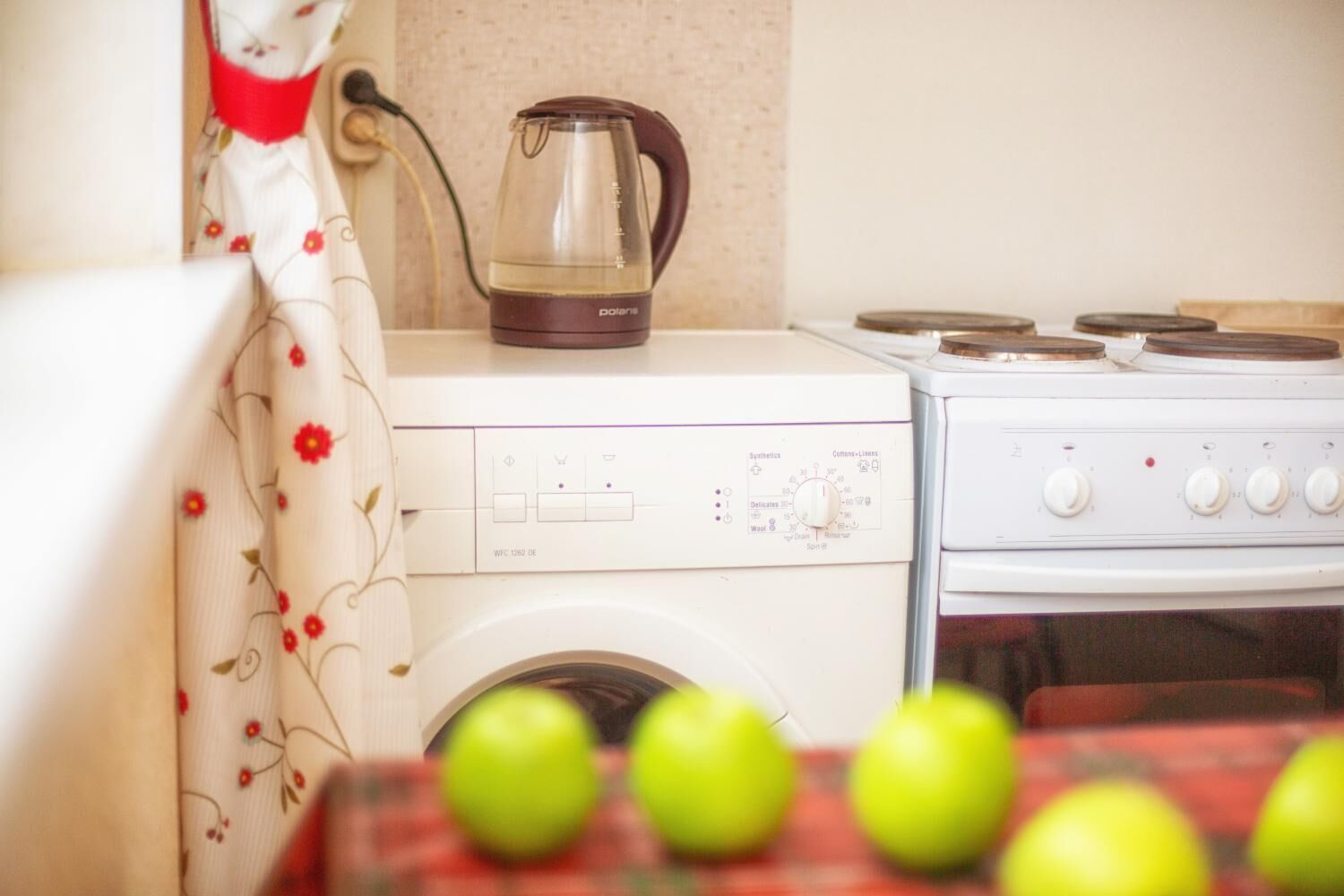 Großer Kühlschrank, Mikrowelle, Herdplatte, Hochstuhl