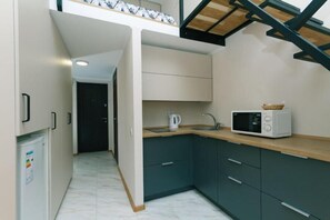 Geladeira, cooktop, cafeteira/chaleira, chaleira elétrica