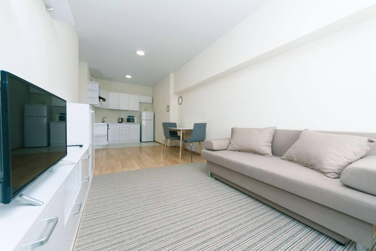 1 habitación, insonorización y tabla de planchar con plancha