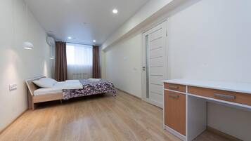1 habitación, insonorización y tabla de planchar con plancha