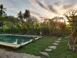 Piscina externa, guarda-sóis, espreguiçadeiras