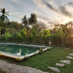 Piscina externa, guarda-sóis, espreguiçadeiras