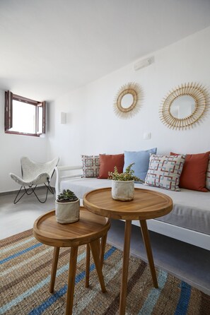 Deluxe Suite | In-room safe, individually decorated, individually furnished, desk