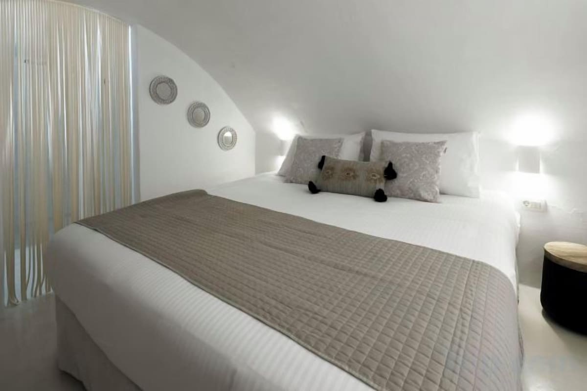 In-room safe, desk, soundproofing, iron/ironing board (on request)