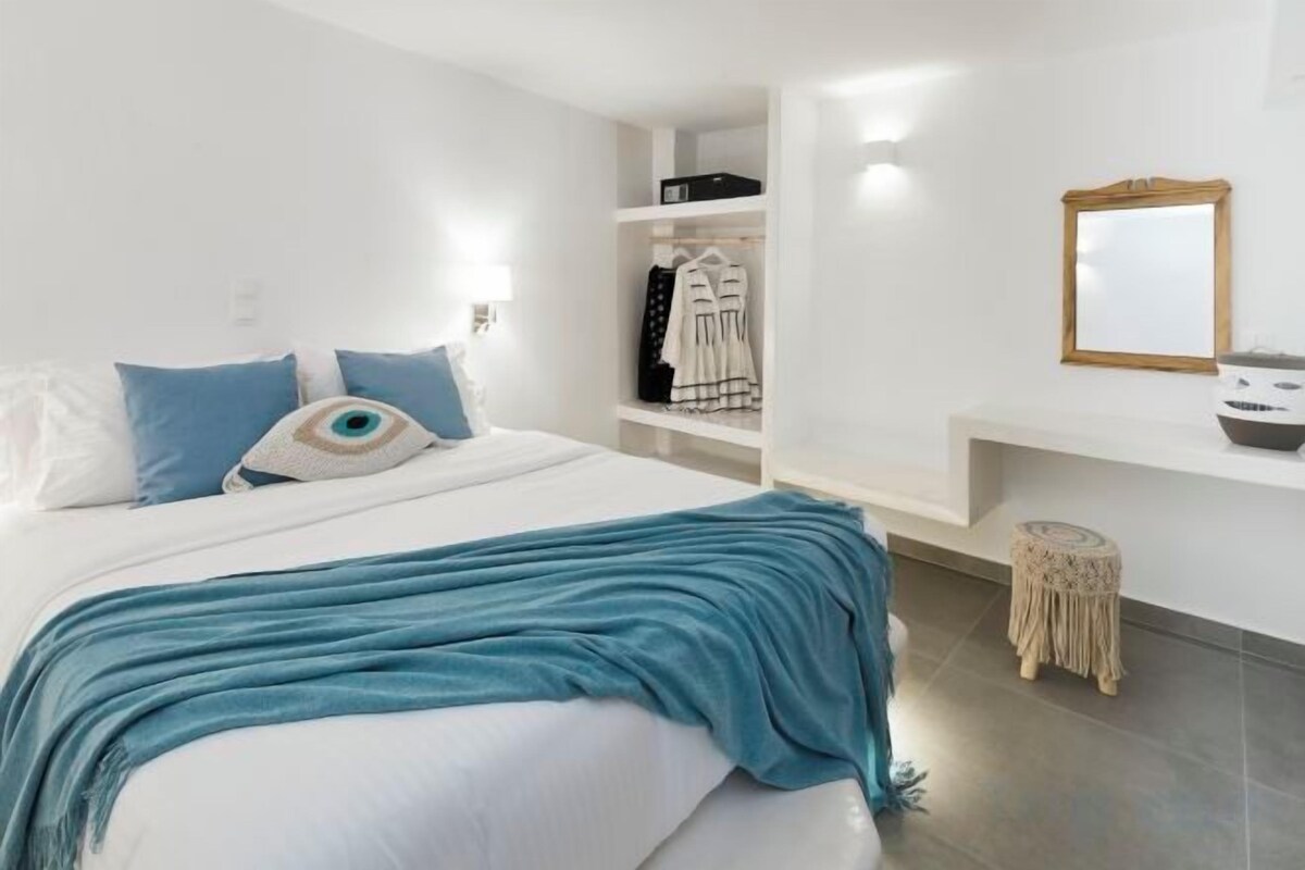In-room safe, desk, soundproofing, iron/ironing board (on request)