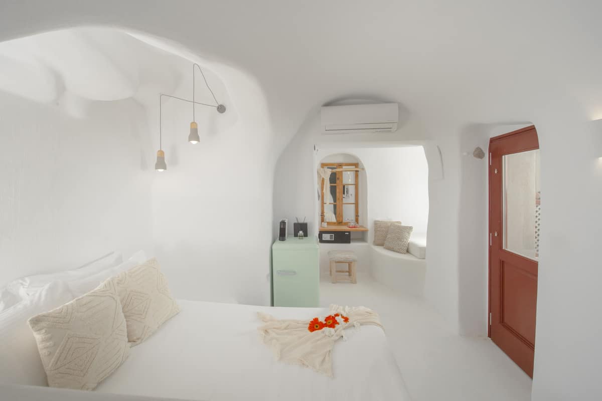 Junior Suite, Hot Tub (Indoor, Cave Suite) | 1 bedroom, in-room safe, individually decorated, individually furnished