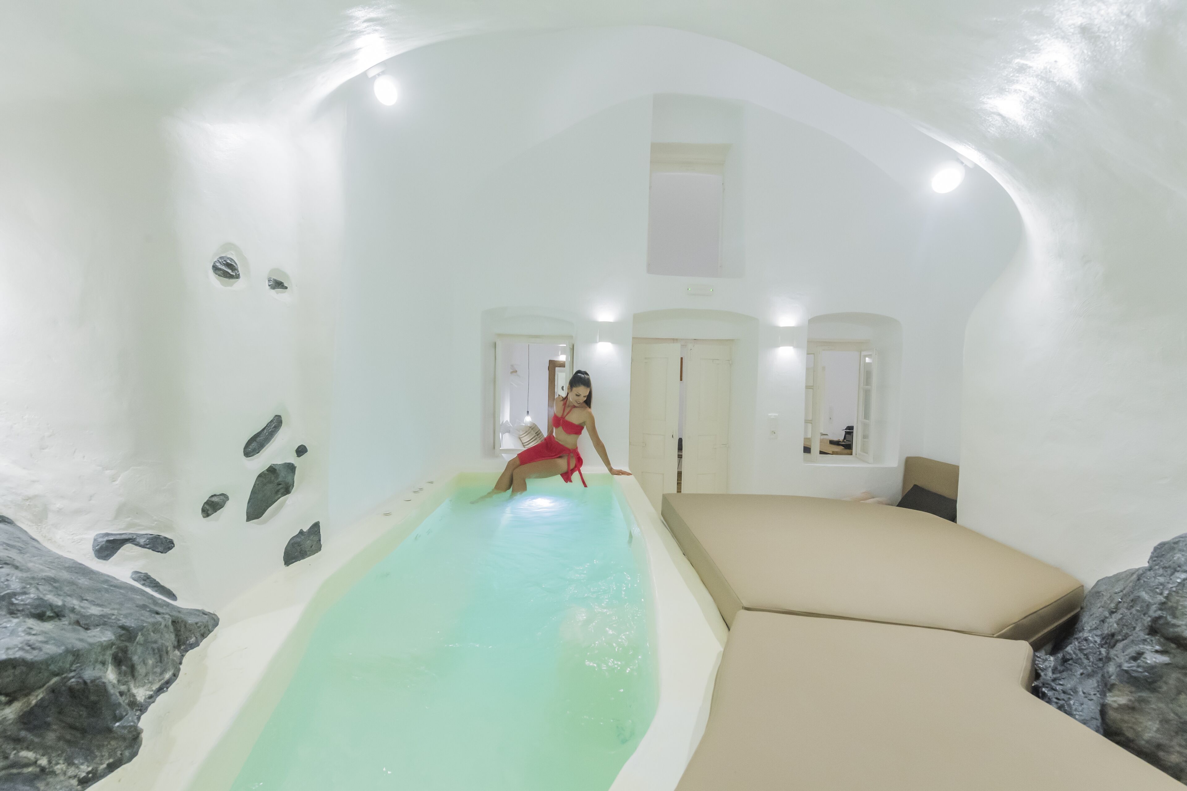 슈피리어 스위트 (Indoor Plunge Pool, Cave Suite) | 욕실 편의 시설 | 샤워 시설, 레인폴 샤워기, 무료 세면용품, 헤어드라이어