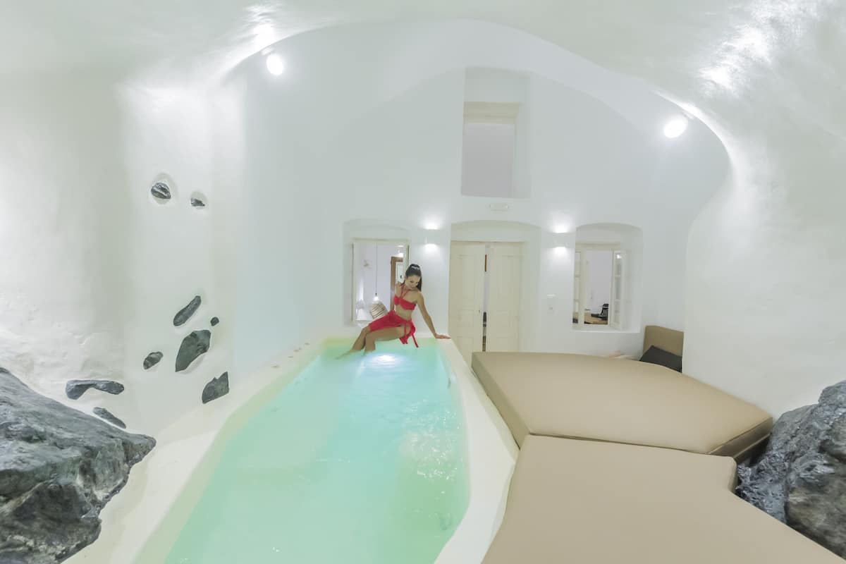 スーペリア スイート (Indoor Plunge Pool, Cave Suite) | バスルームの設備 | シャワー、レインフォールシャワー、バスアメニティ (無料)、ヘアドライヤー