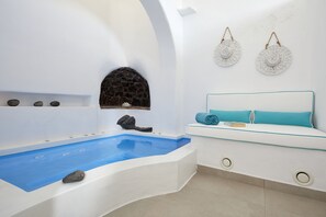 Suite Grand, hot tub (Indoor) | Brankas dan didekorasi berbeda-beda