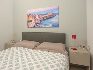 Quarto casal design, sacada | Frigobar, individualmente decorados, individualmente mobiliados