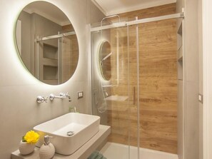Kahden hengen design-huone, parveke | Kylpyhuone | Suihku, hiustenkuivaaja, bidee, pyyhkeet