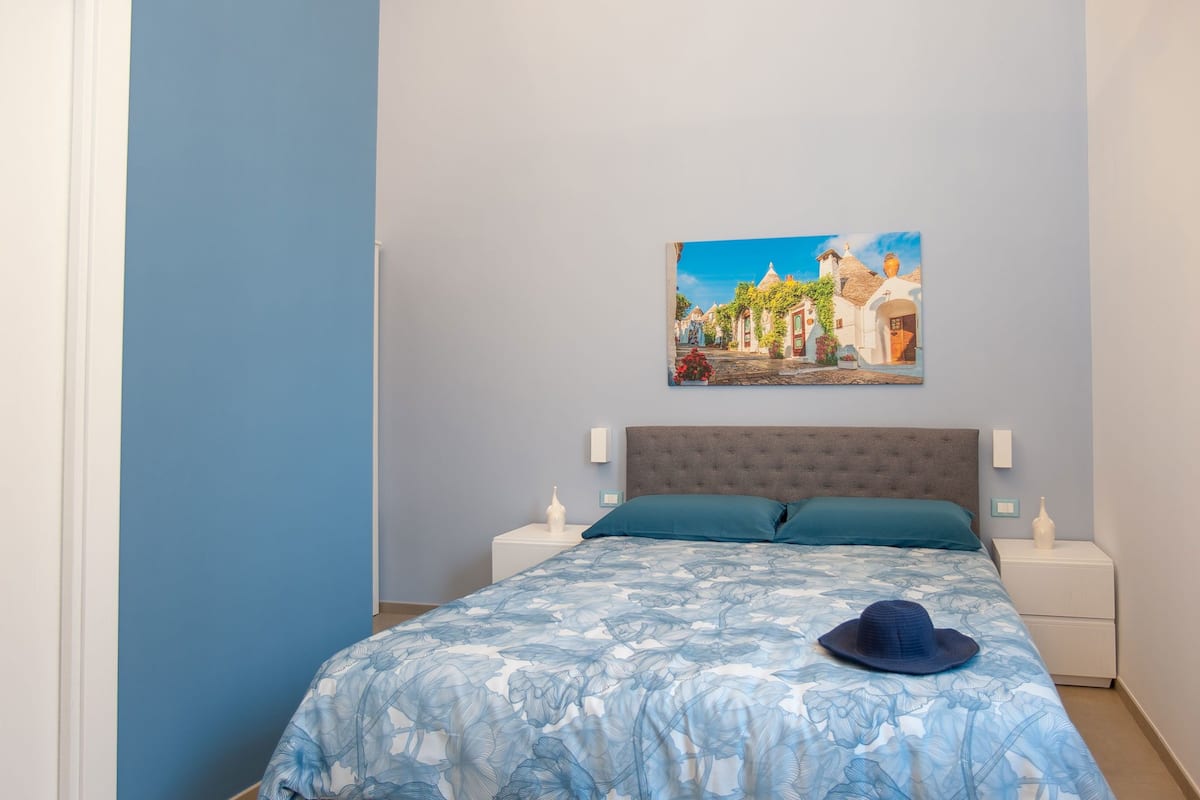 Quarto casal luxo | Frigobar, escrivaninha, cortinas blackout, Wi-Fi de cortesia