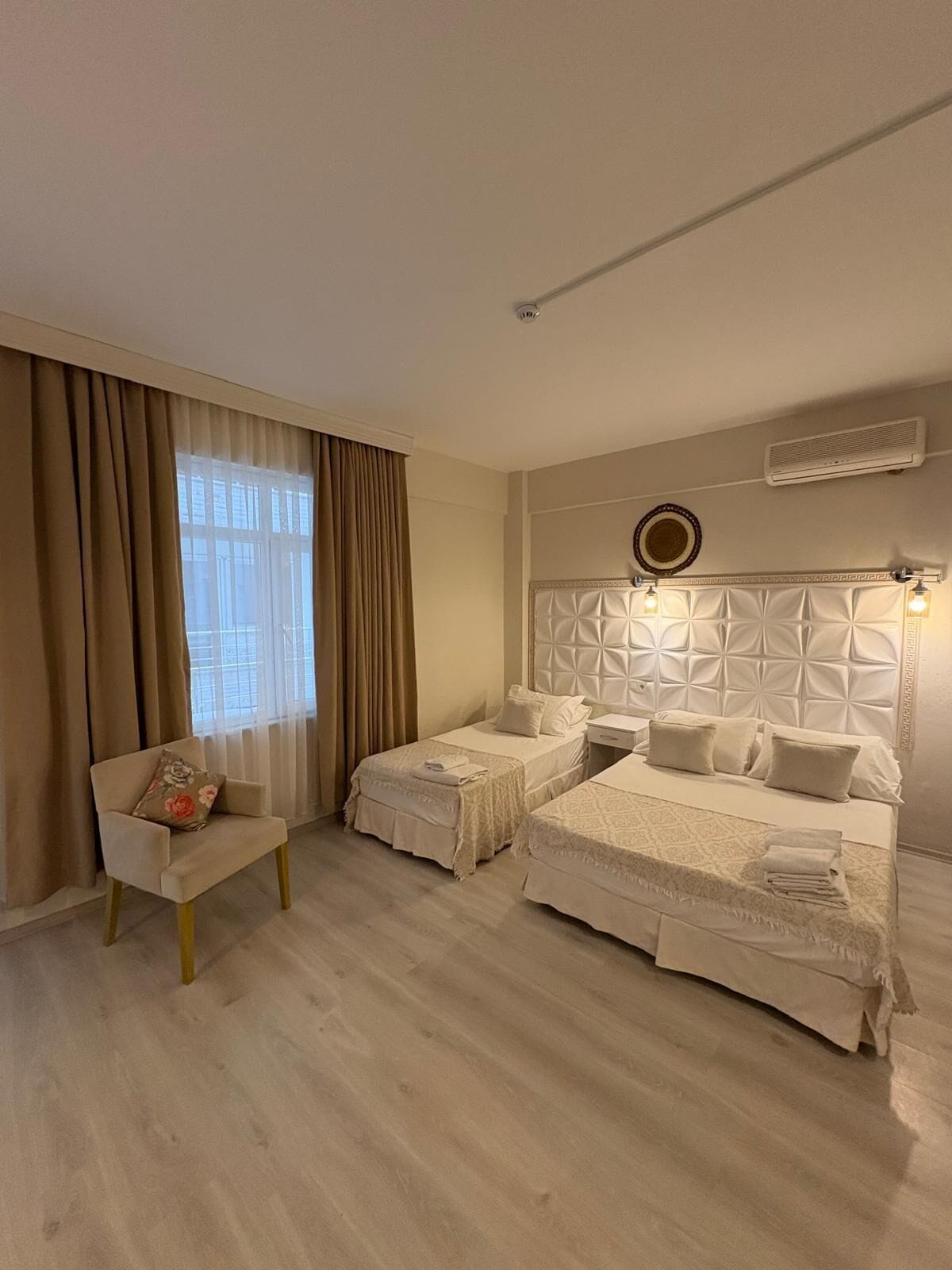 Egyptian cotton sheets, premium bedding, minibar, desk