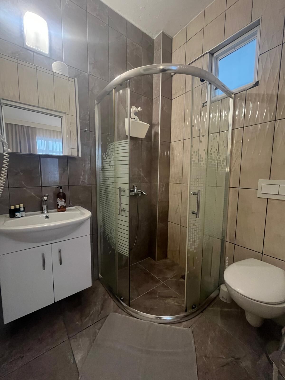 Douche, sèche-cheveux, serviettes fournies, savon