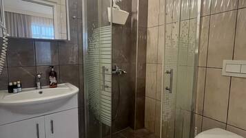 Douche, sĂšche-cheveux, serviettes fournies, savon