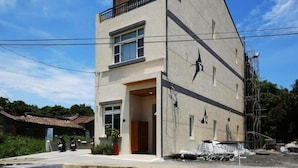 A modern two-story building with a flat roof and a balcony on the upper floor. - Liuqiu Backpackers Hostel (Liuqiu)