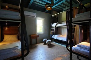 Dormitorio compartido, solo para mujeres | Caja de seguridad en la habitación, insonorización y wifi gratis