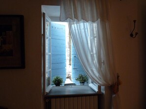 Shower, rainfall showerhead, free toiletries, hair dryer