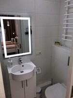 华丽公寓 | 浴室 | 淋浴设施、大花洒淋浴喷头、免费洗浴用品、吹风机