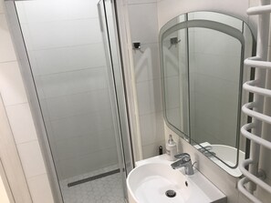Deluxe-lejlighed | Badeværelse | Bruser, brusehoved med spredningseffekt, gratis toiletartikler